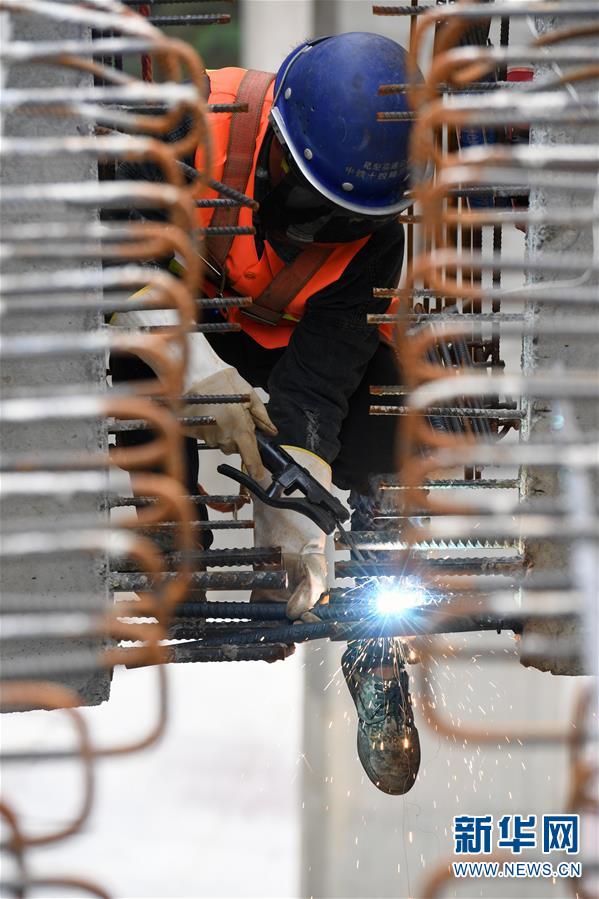 (經濟)(4)昆楚高速公路岔河特大橋架梁忙