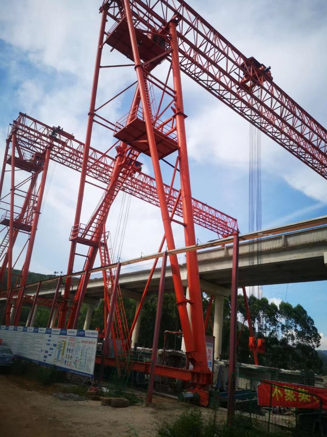 成都行吊起重機(jī)/四川龍門吊/提梁機(jī)出租/架橋機(jī)出租